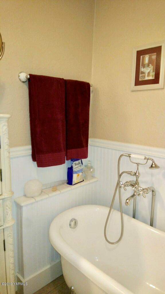 341 Heikle Road Wapato, WA 98951 - Photo 24 of 29 a bathroom with a sink and a mirror