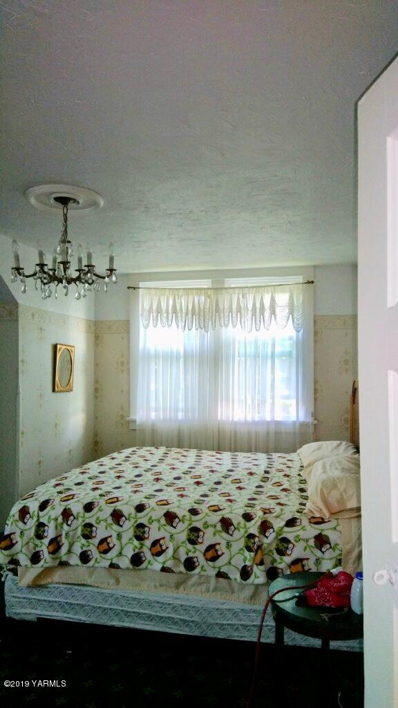 341 Heikle Road Wapato, WA 98951 - Photo 25 of 29 a bedroom with a bed and a window