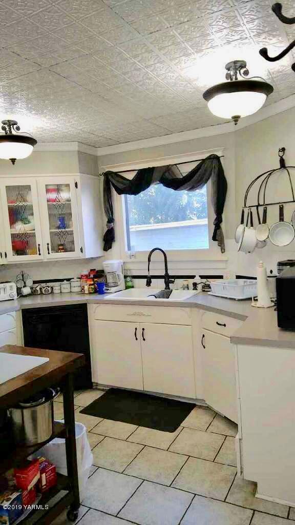 341 Heikle Road Wapato, WA 98951 - Photo 26 of 29 a kitchen with stainless steel appliances a stove a sink and cabinets
