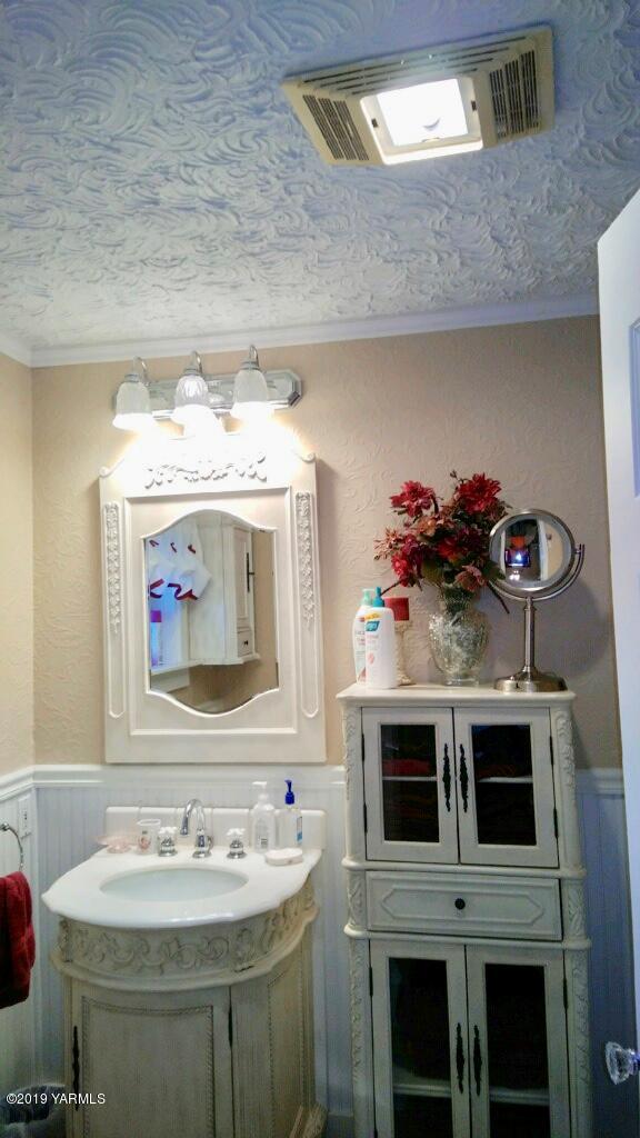 341 Heikle Road Wapato, WA 98951 - Photo 27 of 29 a bathroom with a sink and a mirror