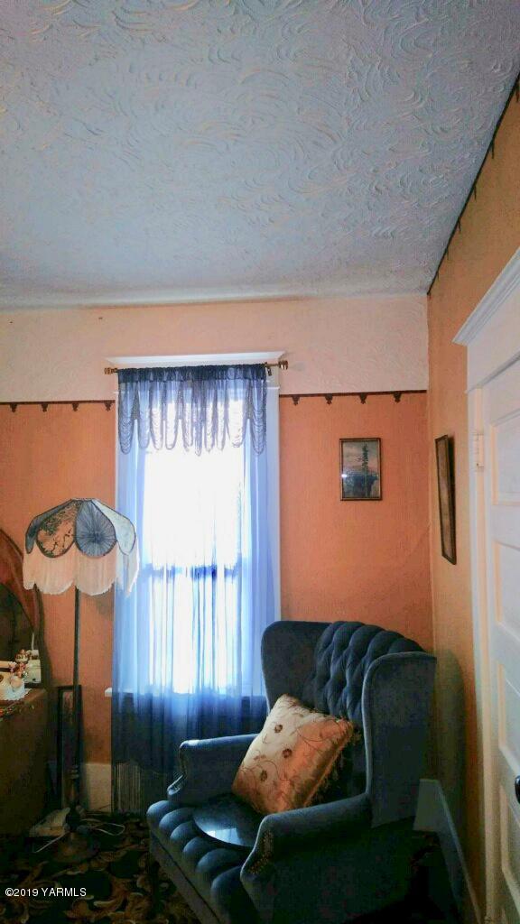 341 Heikle Road Wapato, WA 98951 - Photo 28 of 29 a living room with furniture