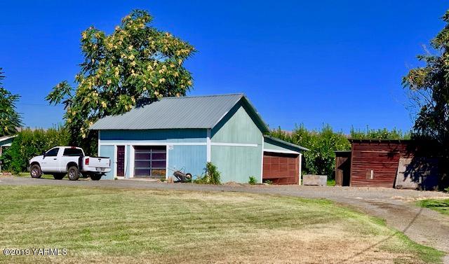 341 Heikle Road Wapato, WA 98951 - Photo 4 of 29 a front view of a house with a garden