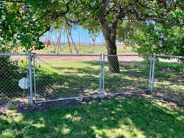 341 Heikle Road Wapato, WA 98951 - Photo 7 of 29 a view of a backyard with tree