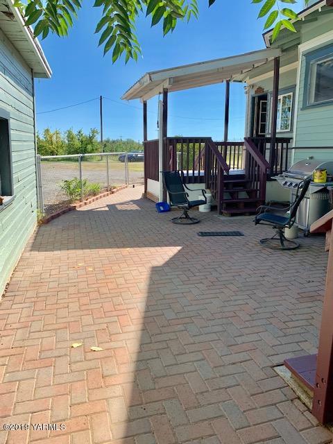 341 Heikle Road Wapato, WA 98951 - Photo 10 of 29 a view of a backyard with plants and a patio