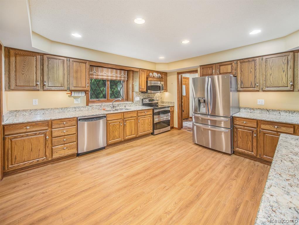 3550 Winter Creek Road Rochester Hills, MI 48307 - Photo 2 of 28