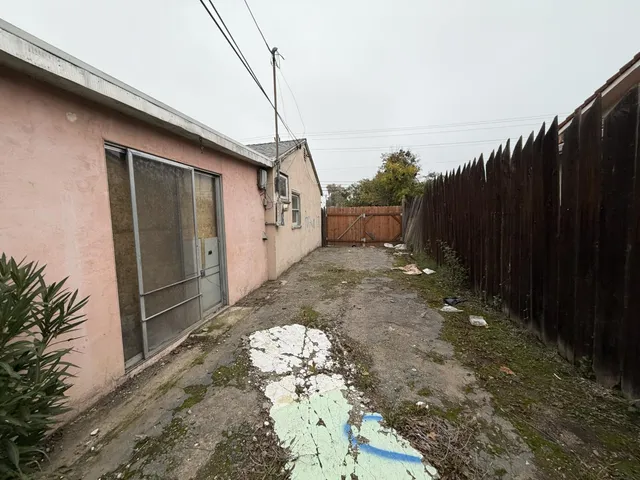 a view of a backyard