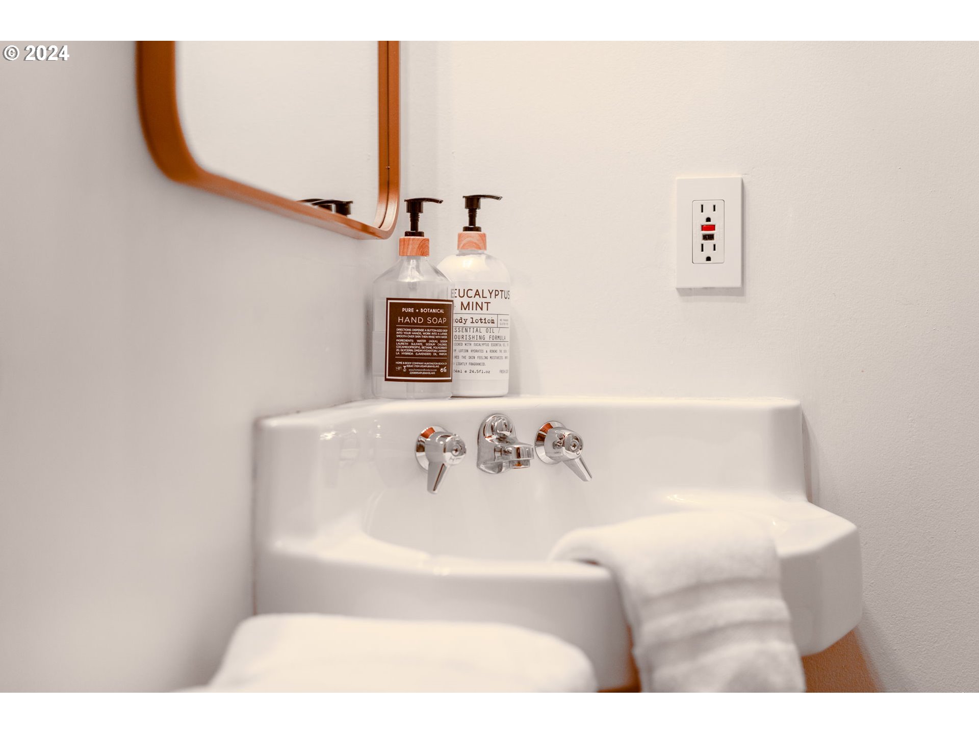 88460 Government Camp Loop, Unit 8 Government Camp, OR 97028 - Photo 16 of 38 a white bath tub sitting next to a white sink