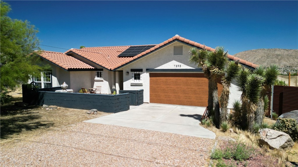 7898 Inca Trail Yucca Valley, CA 92284 - Photo 1 of 1 a front view of a house with a yard