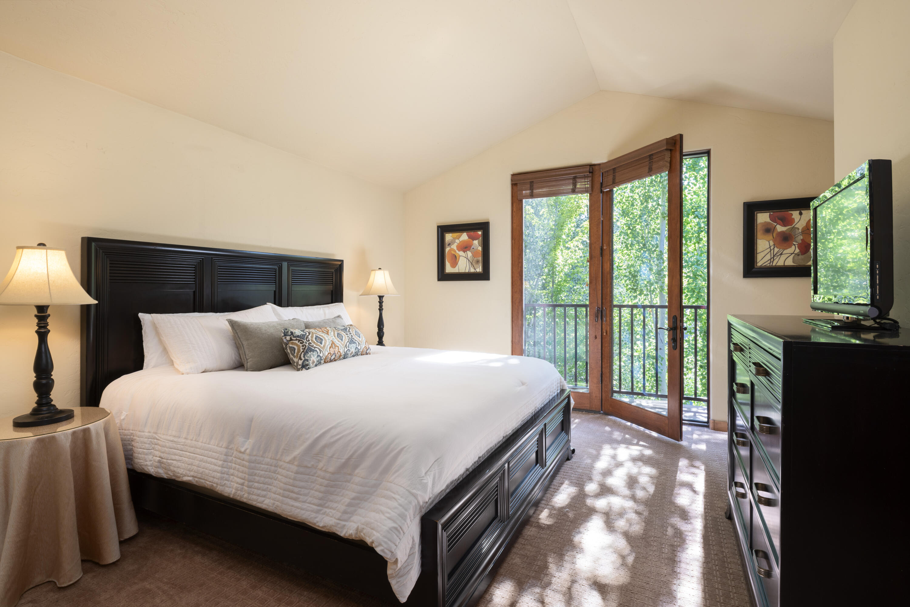 101 Emerald Street, Unit J Ketchum, ID 83340 - Photo 8 of 38 Primary Suite