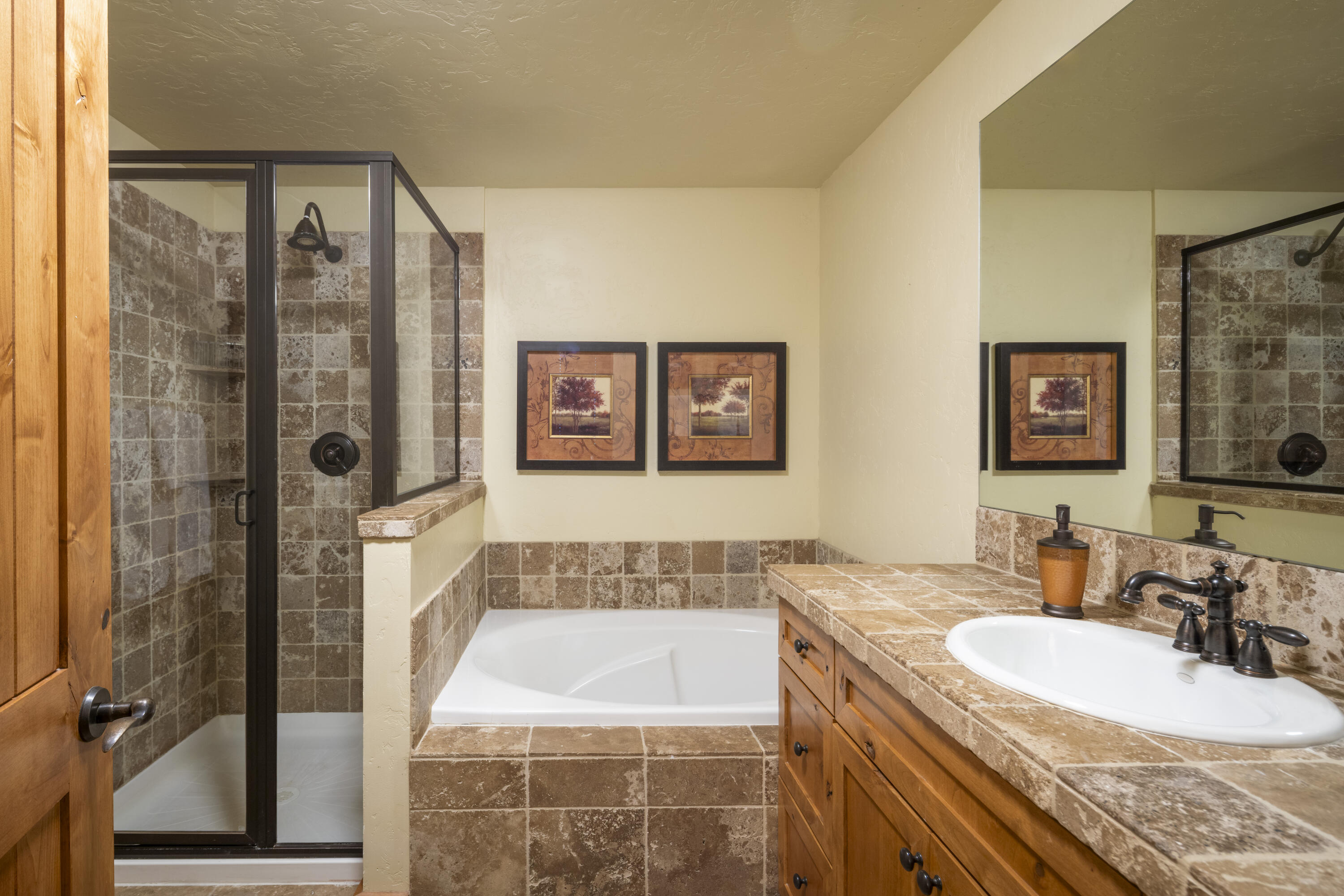 101 Emerald Street, Unit J Ketchum, ID 83340 - Photo 10 of 38 Primary Bath