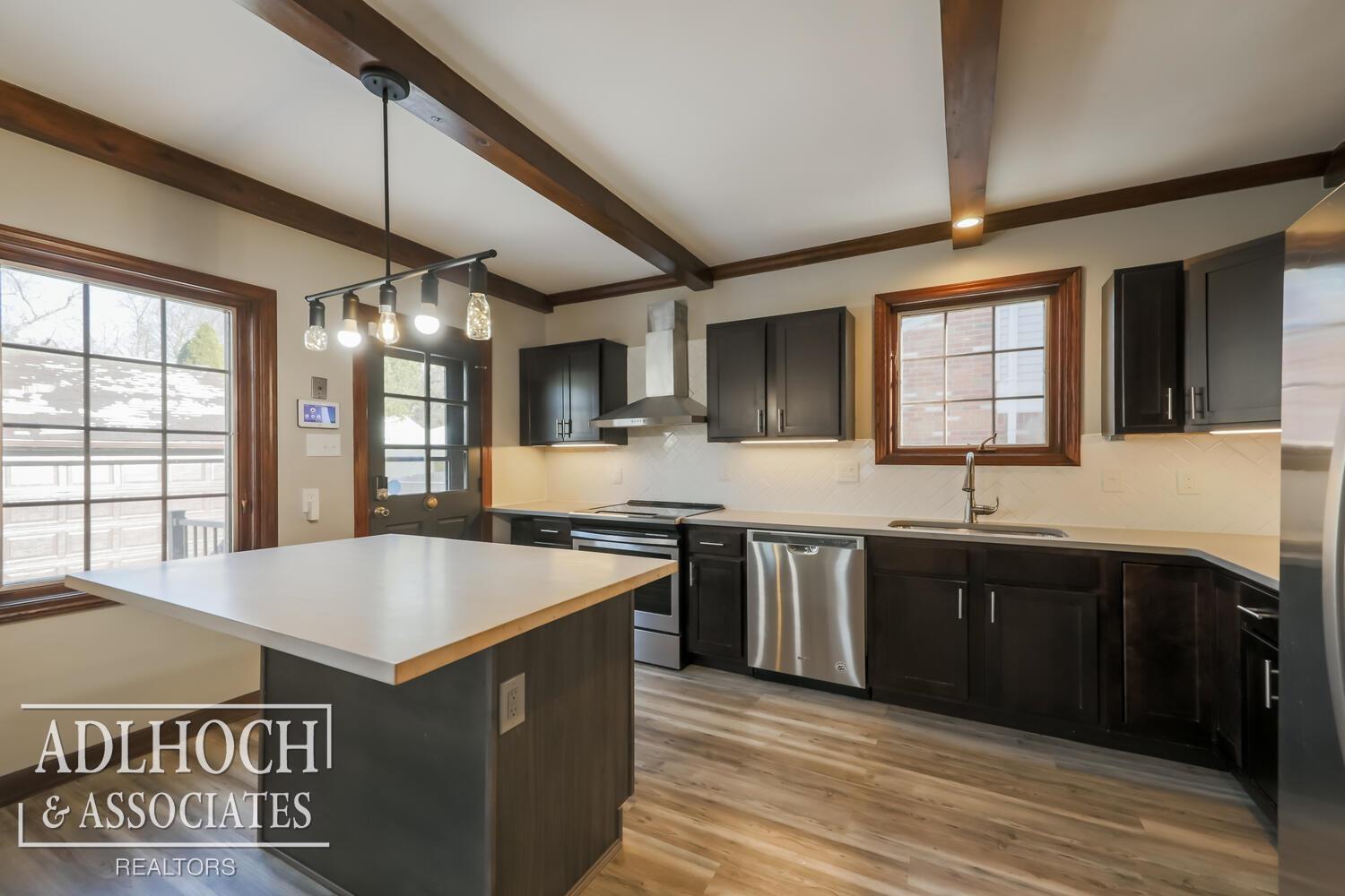 320 Moran Road Grosse Pointe, MI 48236 - Photo 2 of 20 50128877-265b0f73-3d40-400e-9aa2-7bef7a9af73a.JPG