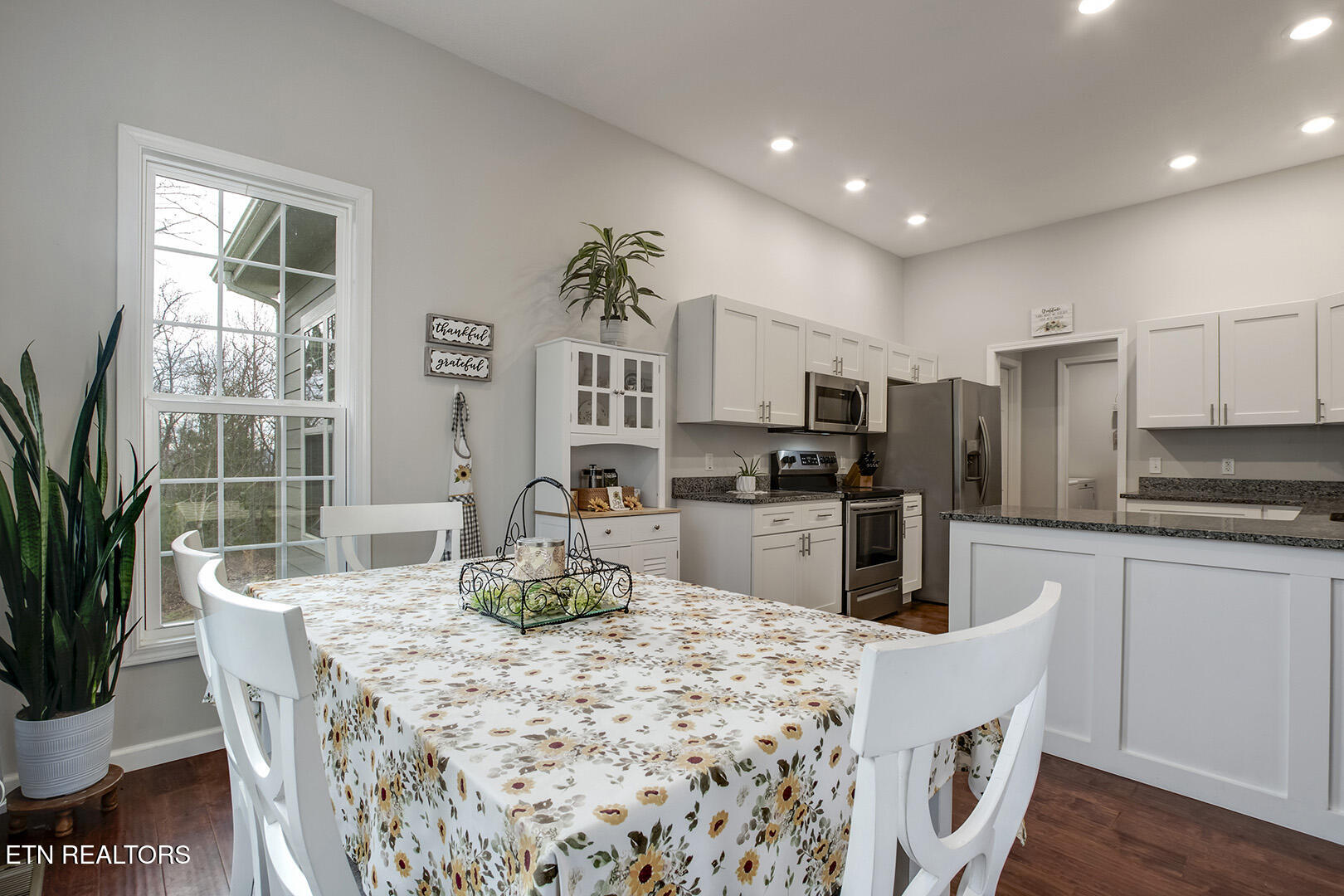 664 Green Ridge Trail Harriman, TN 37748 - Photo 17 of 50 17_GreenRidgeTrail_664_Dining03