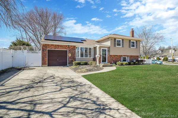$799,000 | 18 Wendorf Court, North Babylon, NY 11703