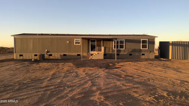 a view of a house with backyard