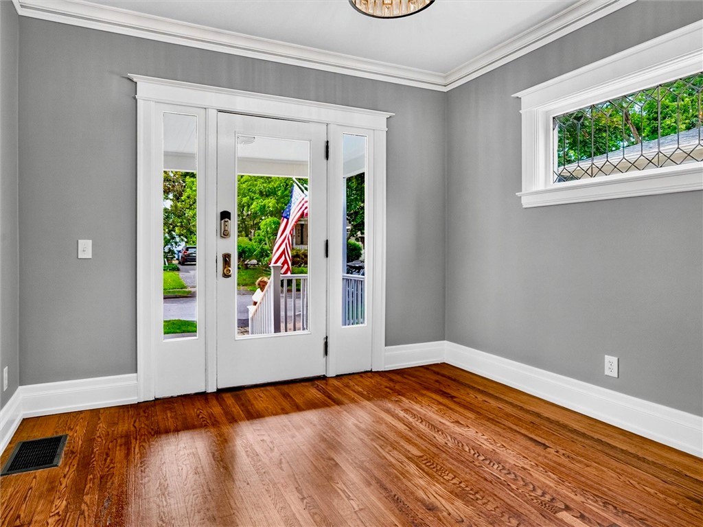 132 Mulberry Street Rochester, NY 14620 - Photo 11 of 50 Entry