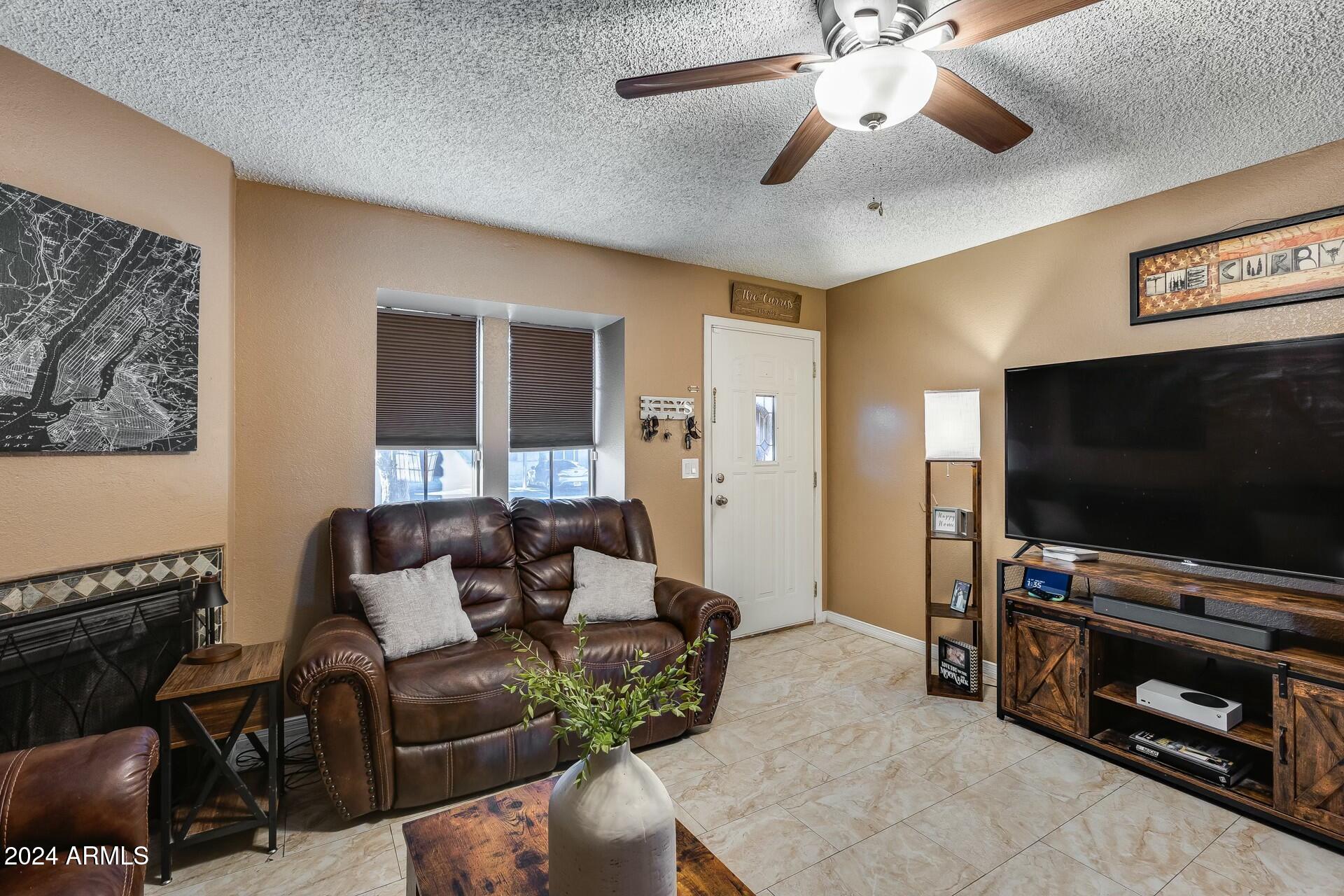 8111 West Wacker Road, Unit 116 Peoria, AZ 85381 - Photo 5 of 19 Living room