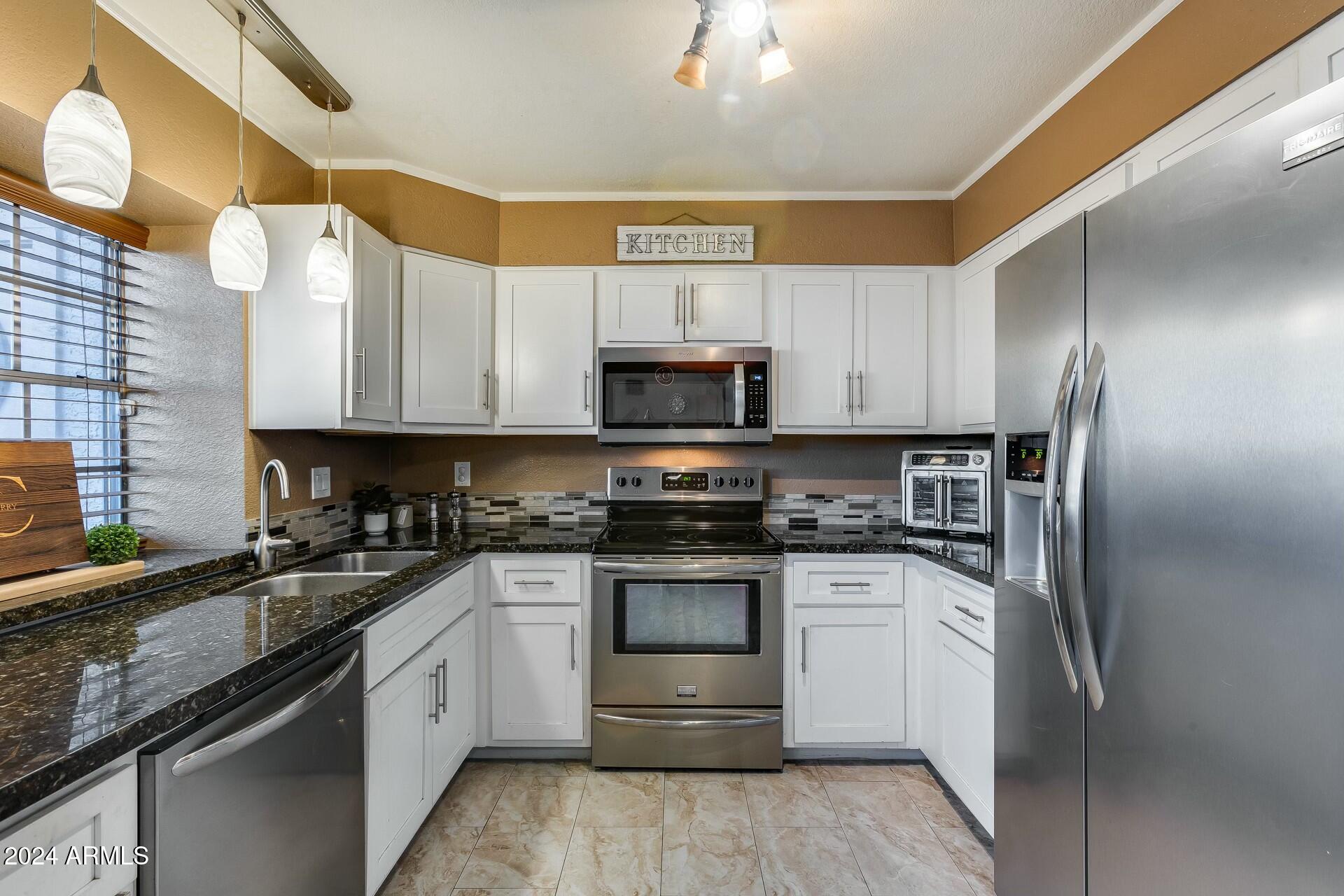 8111 West Wacker Road, Unit 116 Peoria, AZ 85381 - Photo 6 of 19 Kitchen