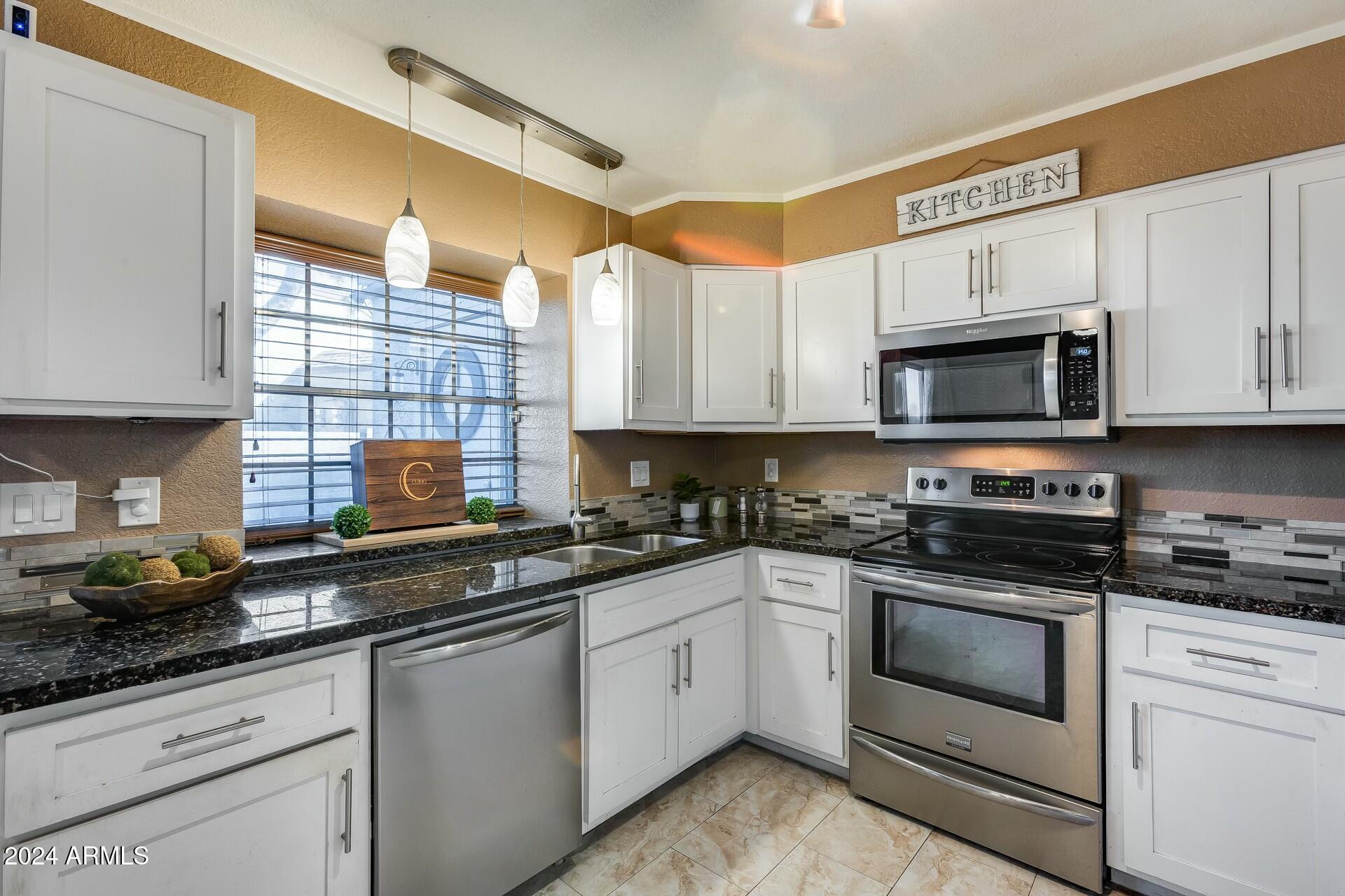 8111 West Wacker Road, Unit 116 Peoria, AZ 85381 - Photo 8 of 19 kitchen