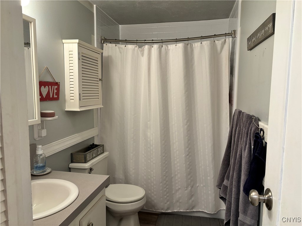 4243 Mill Run Road Liverpool, NY 13090 - Photo 11 of 26 Bathroom