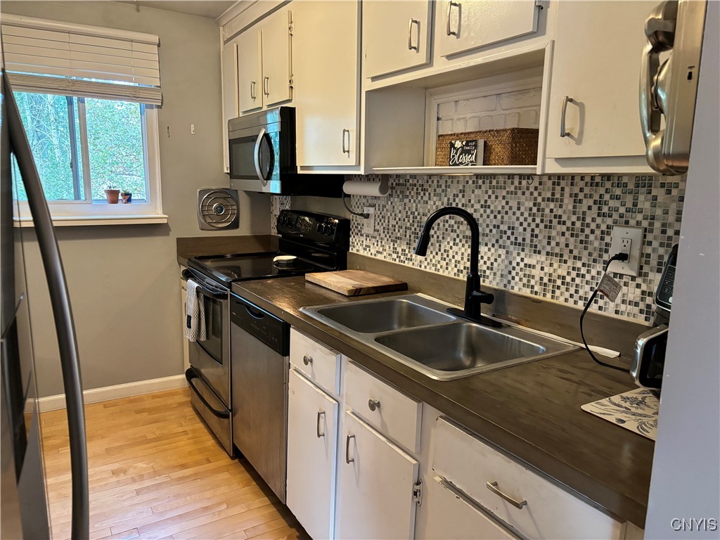 4243 Mill Run Road Liverpool, NY 13090 - Photo 5 of 26 Kitchen located at the top of the stairs