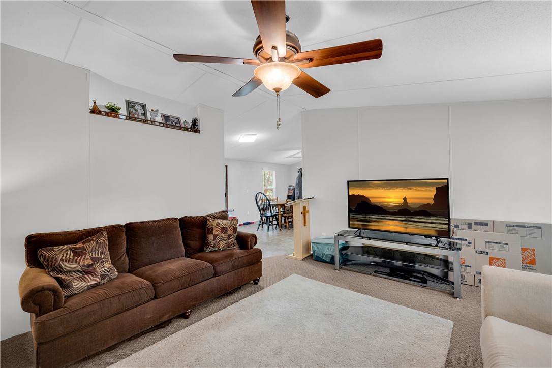 162 Newberry Road Walhalla, SC 29691 - Photo 7 of 50 Relax in this comfortable living space, featuring a vaulted ceiling and direct views into the adjacent dining area.