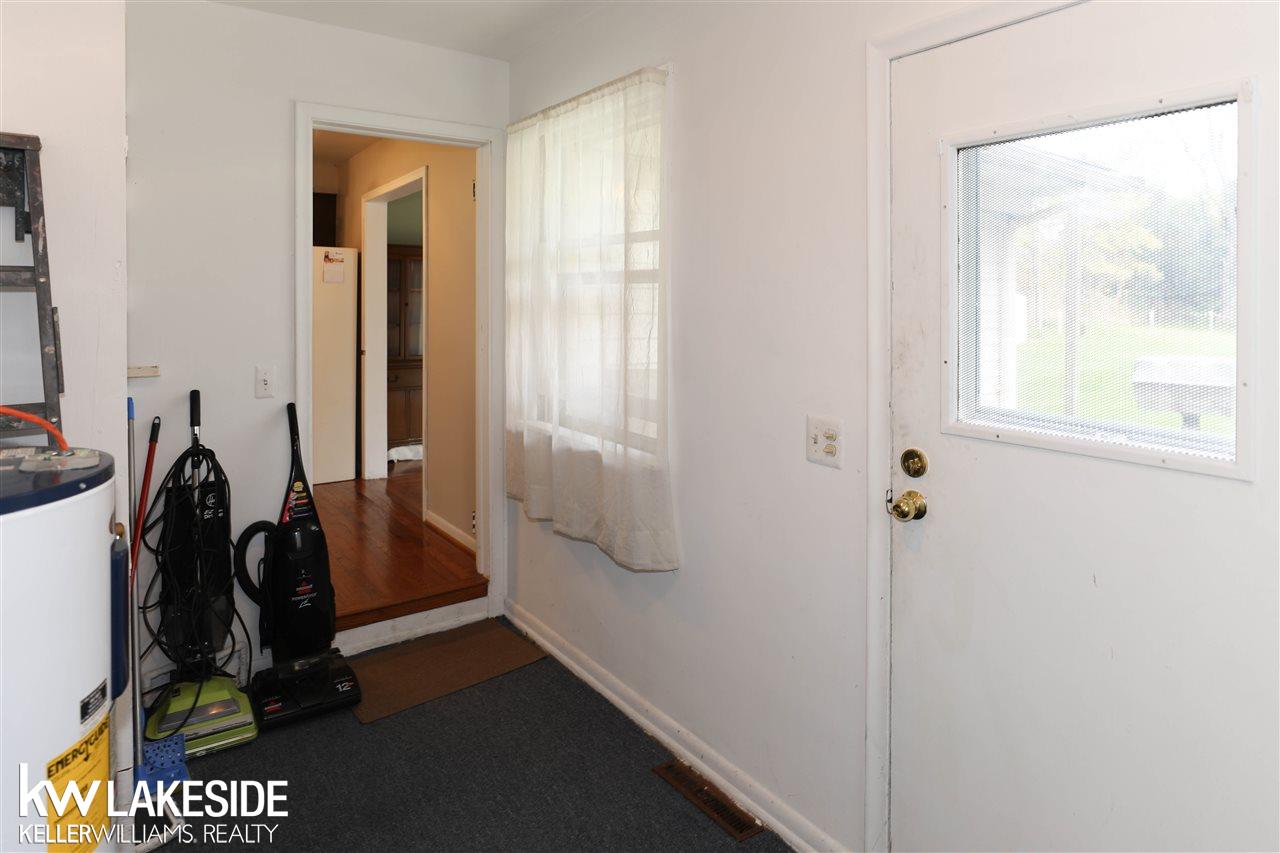 1515 East Hamlin Road Rochester, MI 48307 - Photo 21 of 31 Spacious laundry/mud room with washer& dryer included.