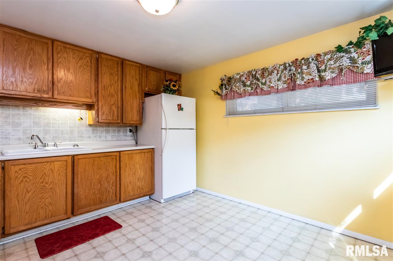 4 Colonial Court Washington, IL 61571 - Photo 7 of 28 Gallery Image 7