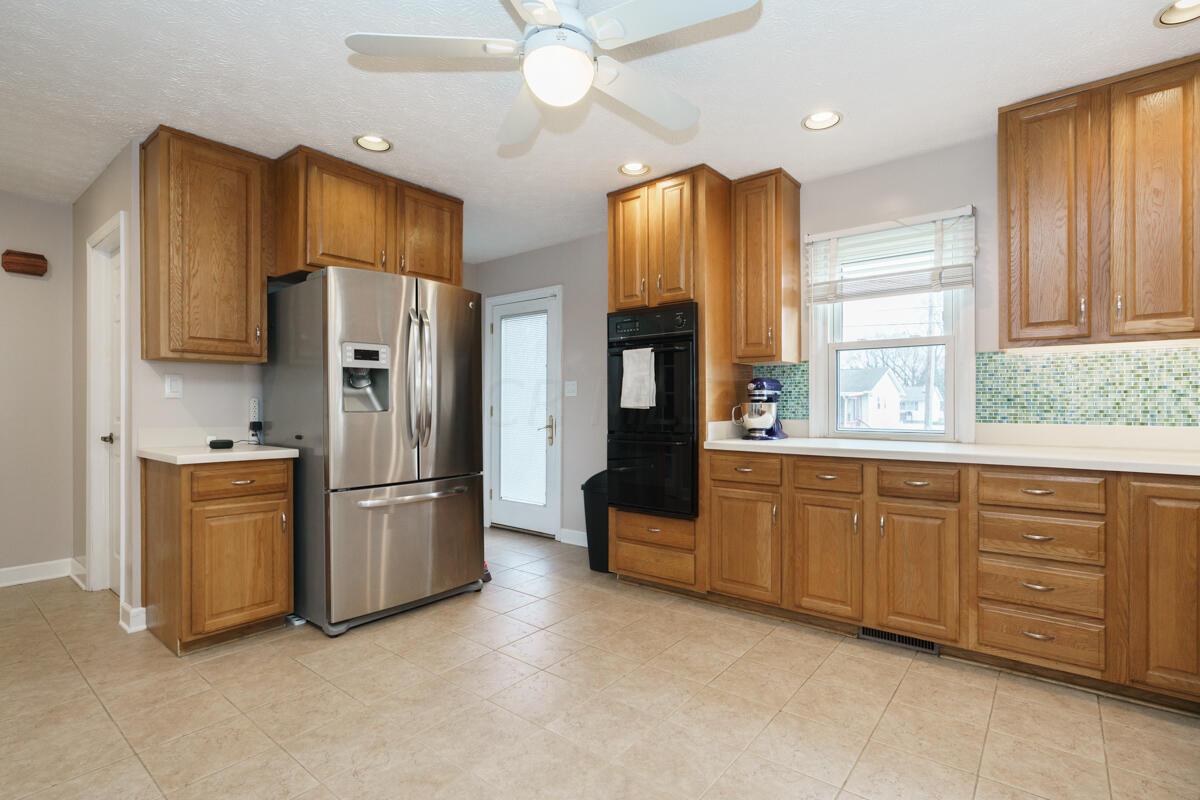 6386 Faircrest Road Columbus, OH 43229 - Photo 10 of 34 Kitchen