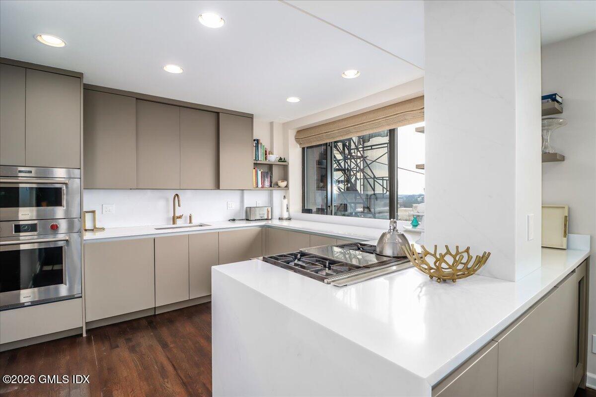 11 Lafayette Court, Unit 5B Greenwich, CT 06830 - Photo 11 of 34 Wall oven+microwave