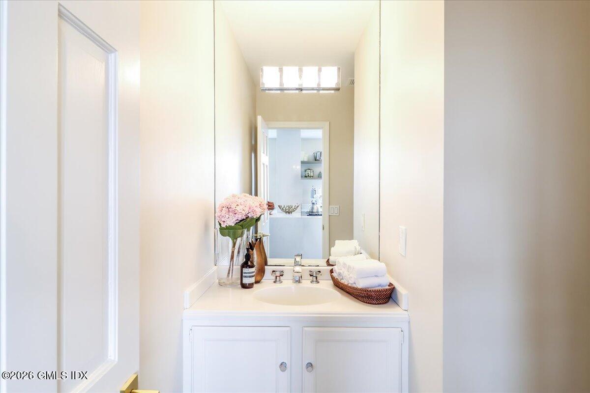 11 Lafayette Court, Unit 5B Greenwich, CT 06830 - Photo 13 of 34 Peek into the Powder Rm