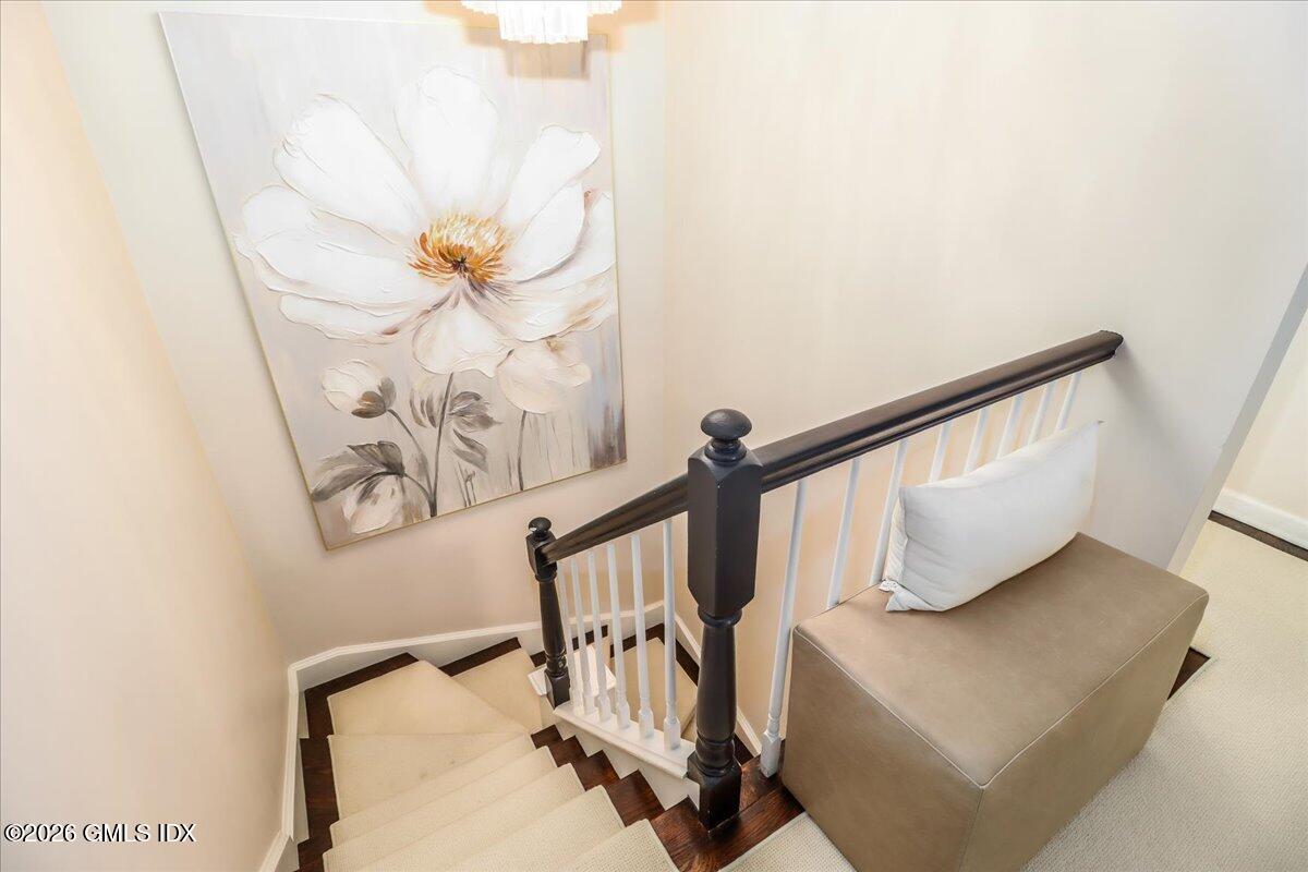 11 Lafayette Court, Unit 5B Greenwich, CT 06830 - Photo 16 of 34 Dramatic upper hall landing