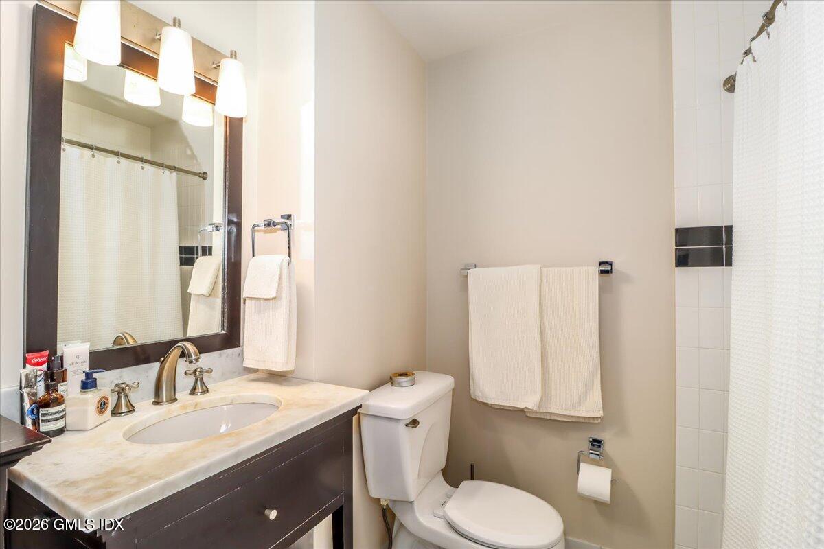 11 Lafayette Court, Unit 5B Greenwich, CT 06830 - Photo 22 of 34 Primary bathrm has tub w shower