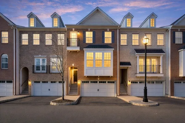 $989,000 | 5 Creekside Court, Secaucus, NJ 07094