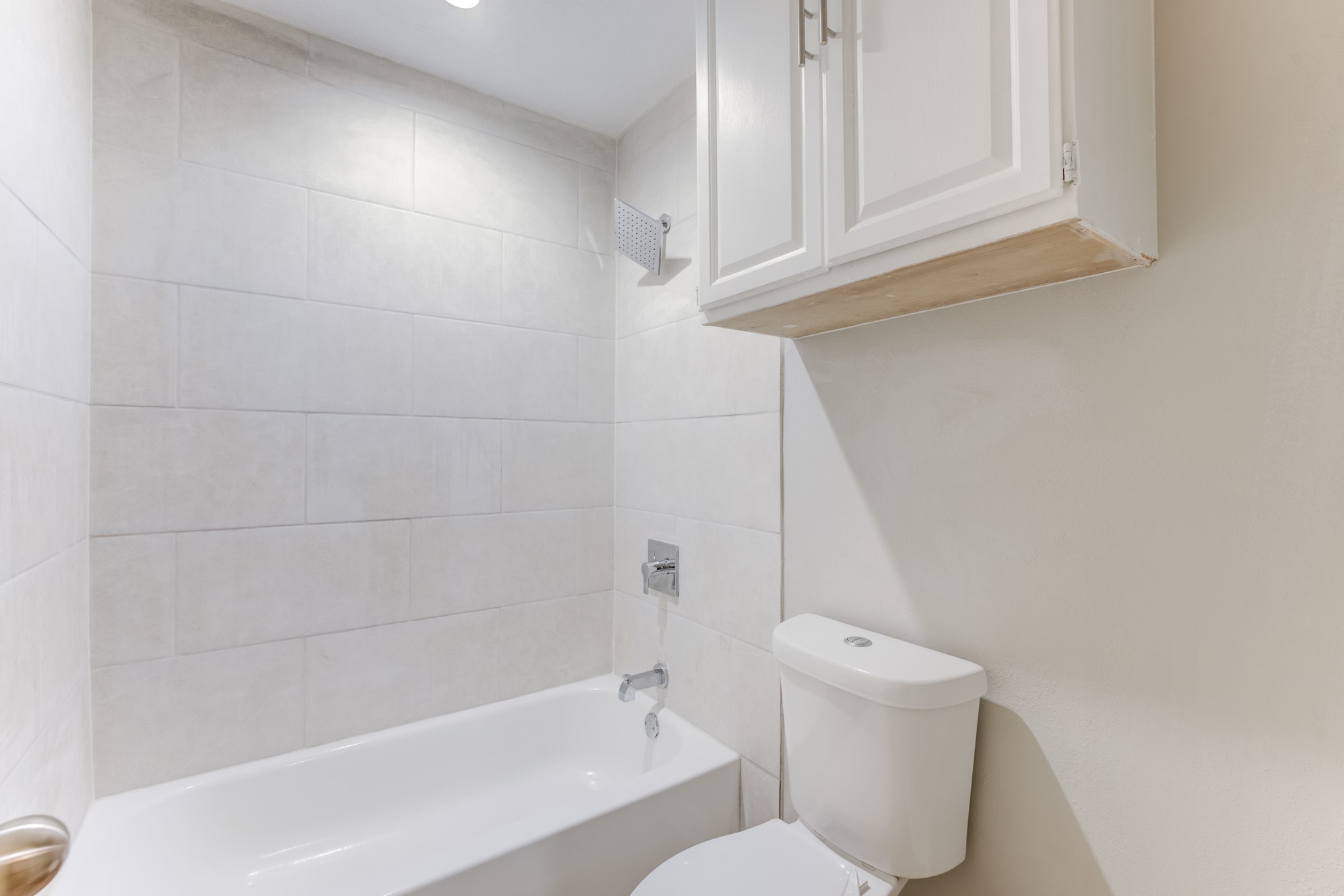 81 Oak Grove Lane Conroe, TX 77304 - Photo 15 of 50 a bathroom with a toilet and bathtub