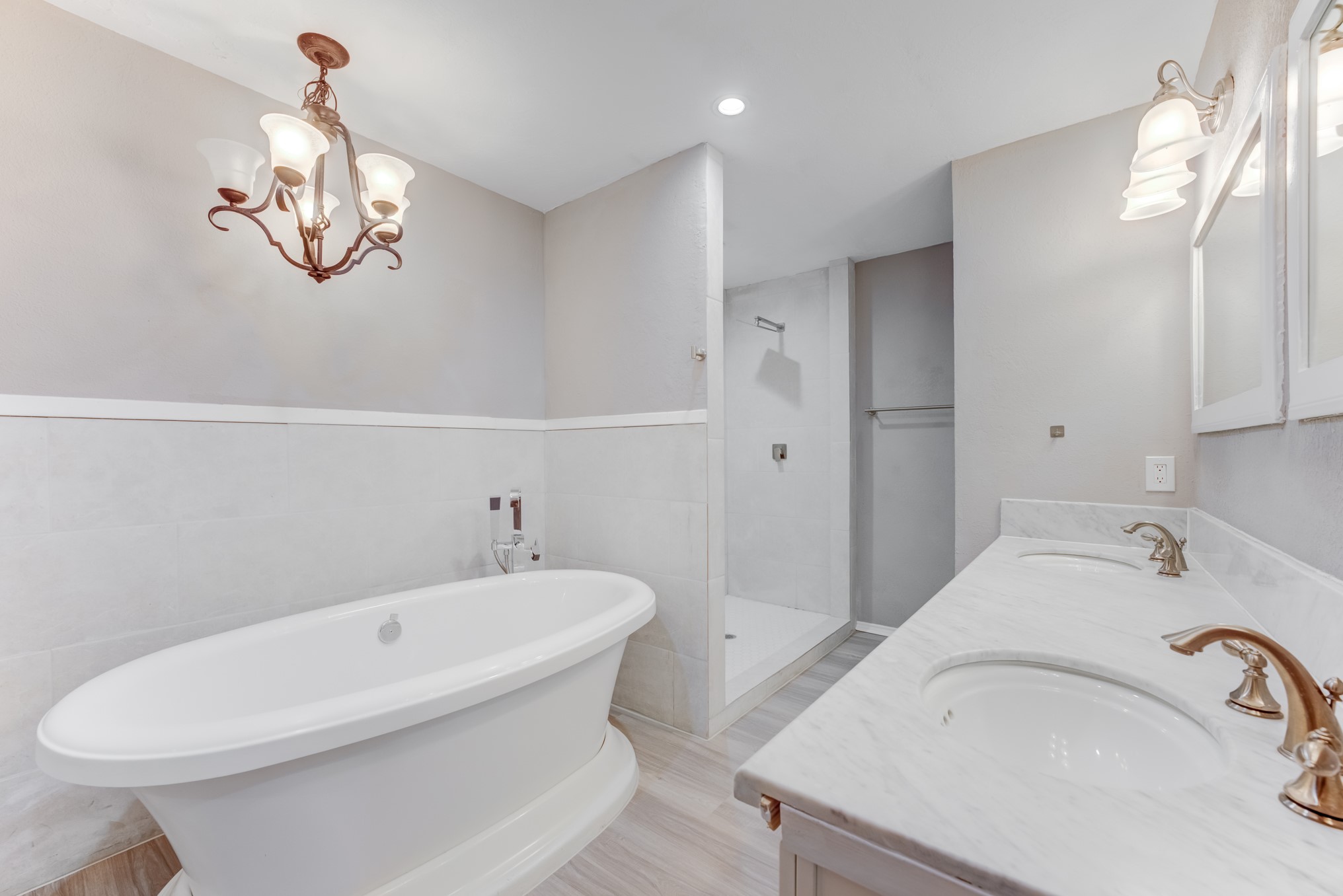 81 Oak Grove Lane Conroe, TX 77304 - Photo 28 of 50 a bathroom with a sink a toilet and a bathtub