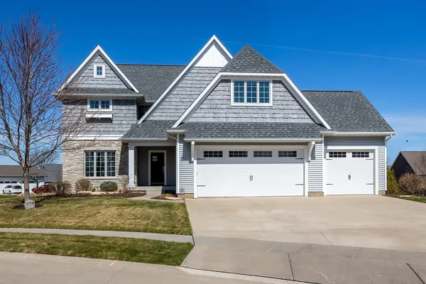 $875,000 | 4728 Red Oak Court, Bettendorf, IA 52722