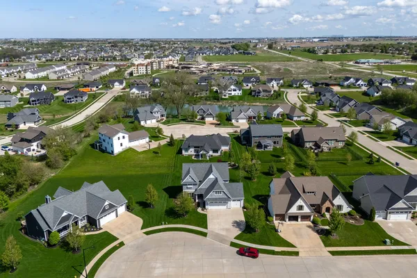 $859,900 | 4728 Red Oak Court, Bettendorf, IA 52722