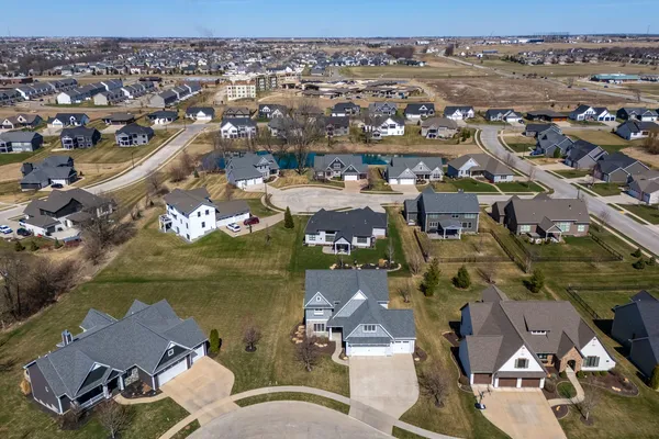 $875,000 | 4728 Red Oak Court, Bettendorf, IA 52722