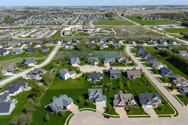 $859,900 | 4728 Red Oak Court, Bettendorf, IA 52722