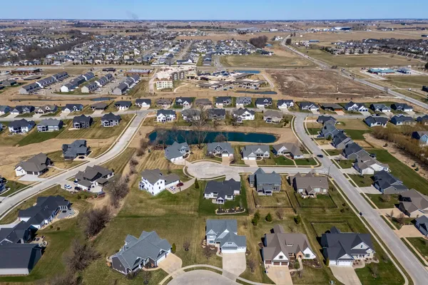 $875,000 | 4728 Red Oak Court, Bettendorf, IA 52722