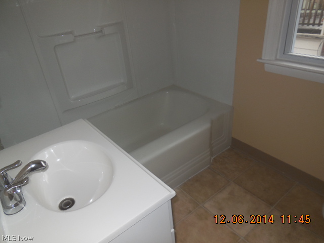 3557 Radcliffe Road Cleveland, OH 44121 - Photo 4 of 9