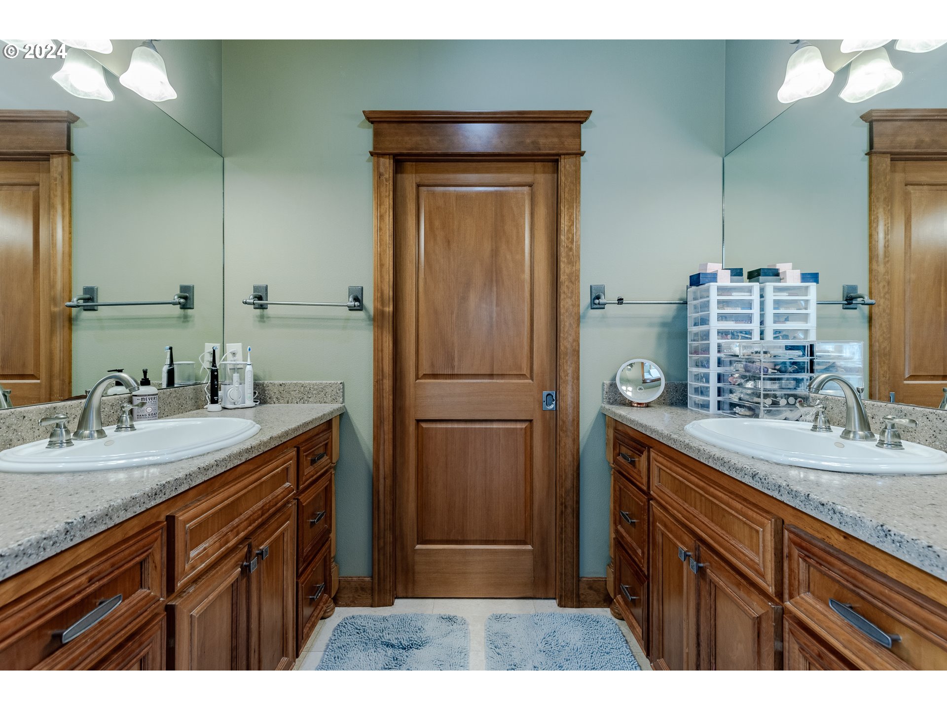 6188 Fernhill Loop Springfield, OR 97478 - Photo 18 of 40 a bathroom with a sink a vanity and a mirror