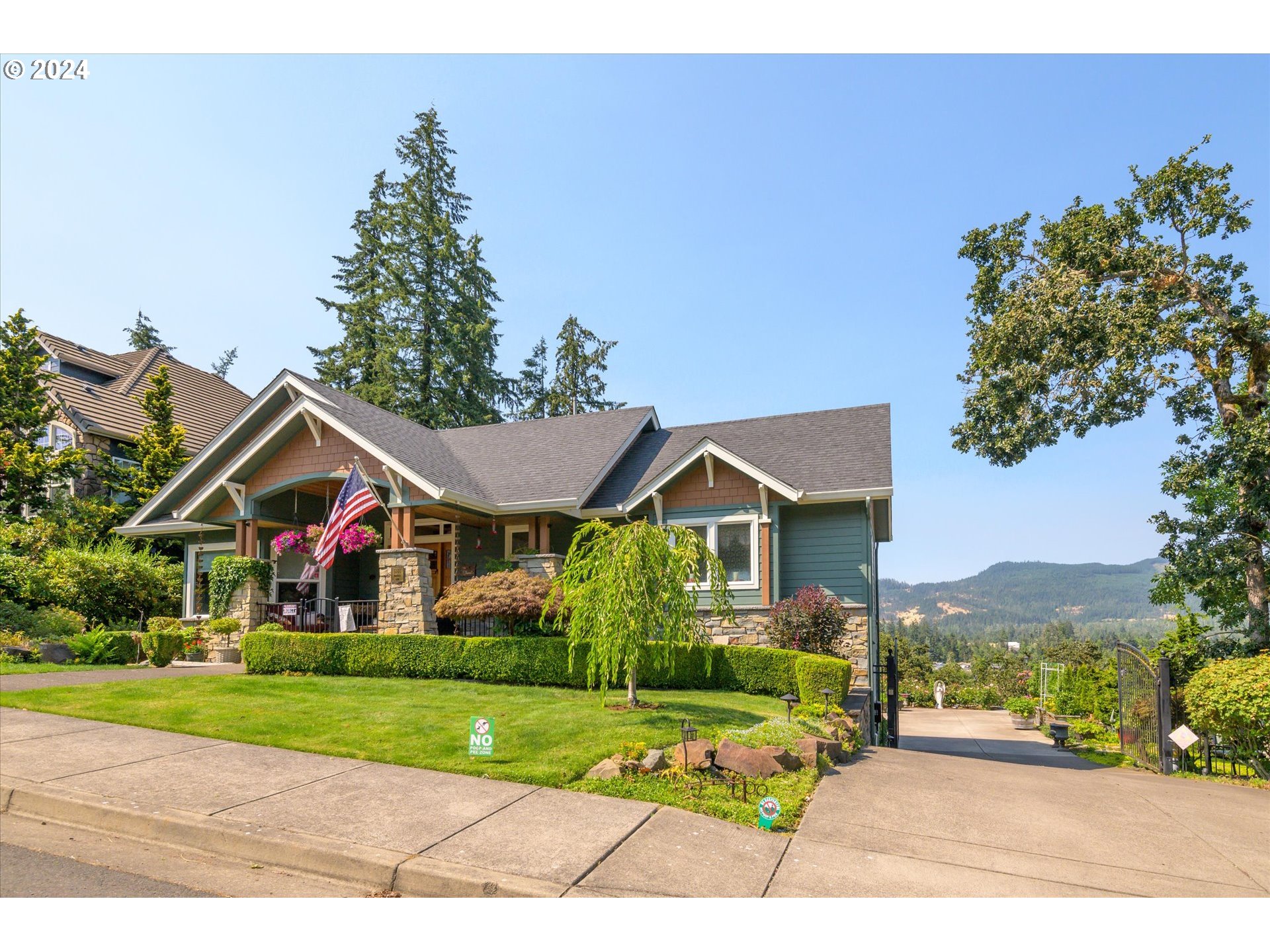 6188 Fernhill Loop Springfield, OR 97478 - Photo 3 of 40 a front view of a house with garden