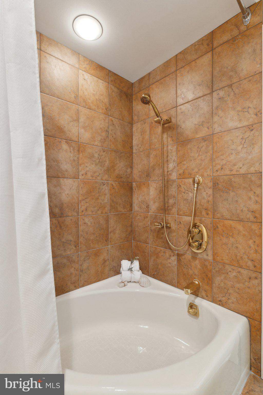 922 Old County Road Severna Park, MD 21146 - Photo 35 of 61 a bathroom with a bathtub