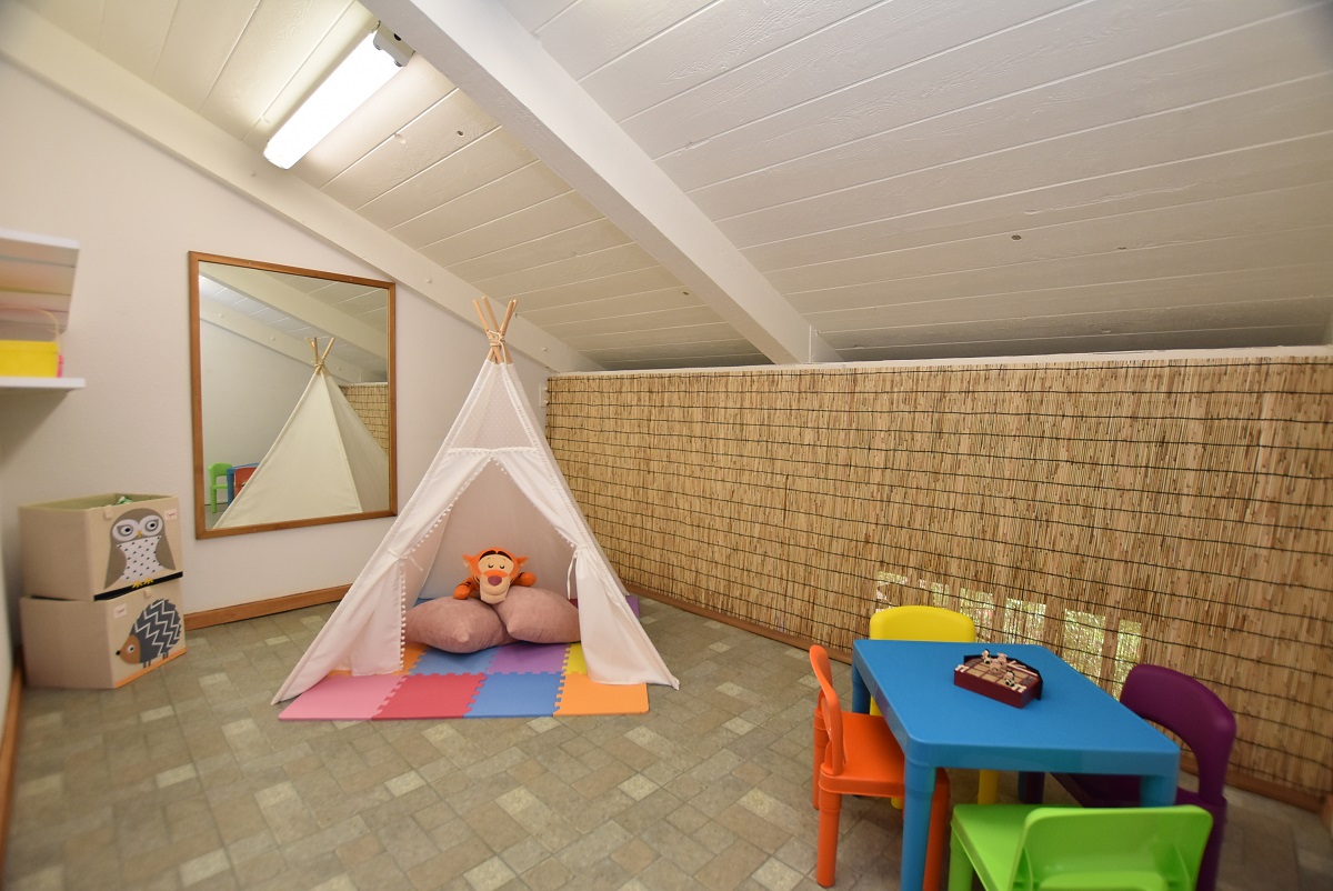68-3840 Lua Kula Street, Unit D203 Waikoloa, HI 96738 - Photo 20 of 30 a bathroom with a sink mirror and vanity