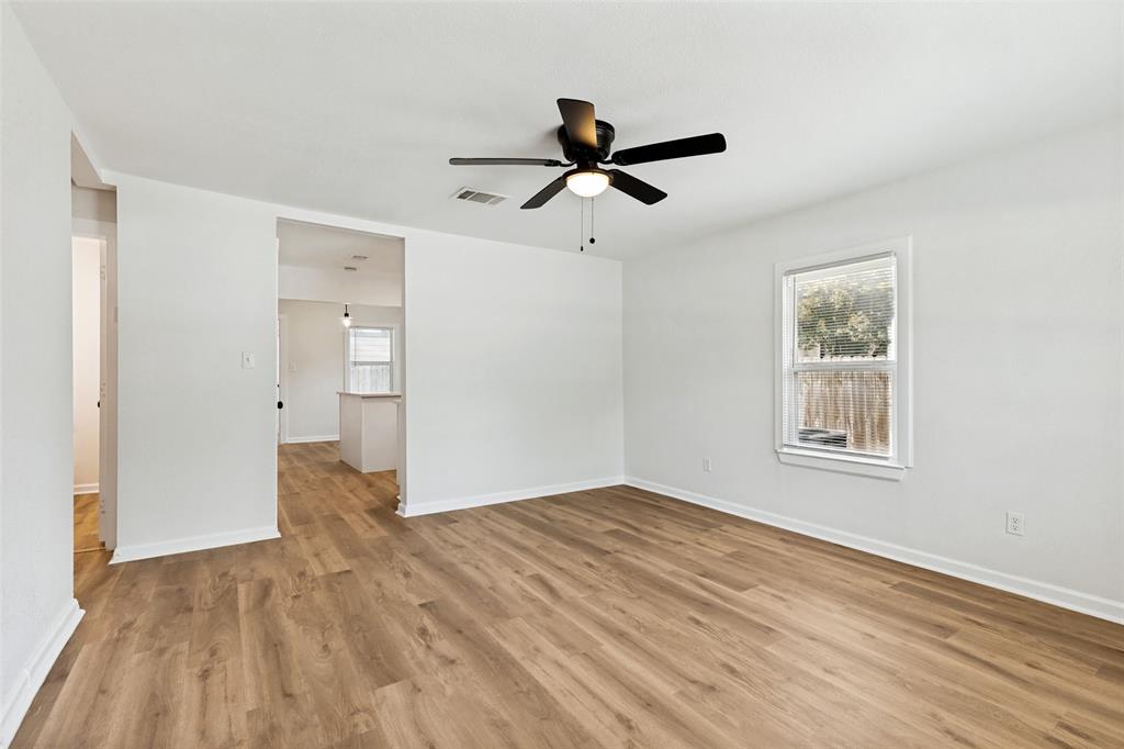 504 Davis Street Gainesville, TX 76240 - Photo 11 of 26