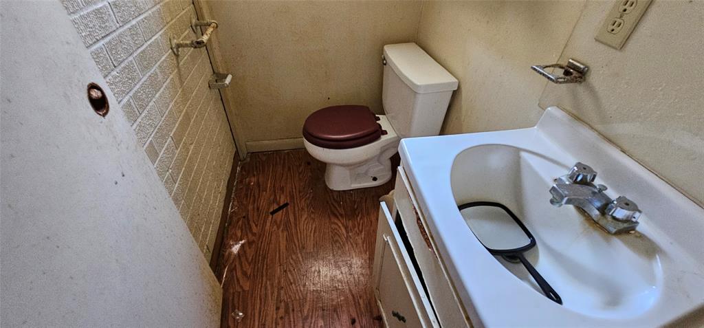 403 North Park Drive Springhill, LA 71075 - Photo 7 of 31 a bathroom with a toilet and a sink
