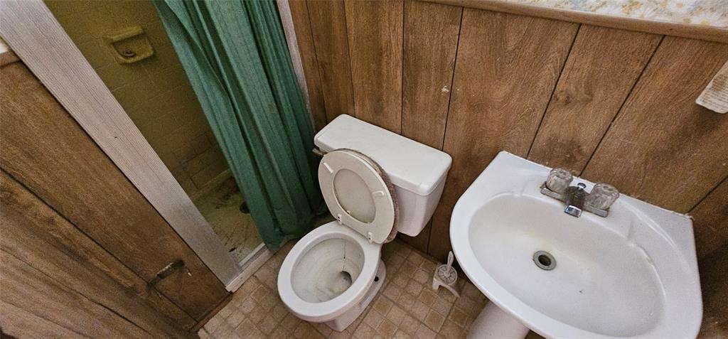 403 North Park Drive Springhill, LA 71075 - Photo 10 of 31 a bathroom with a toilet and a sink