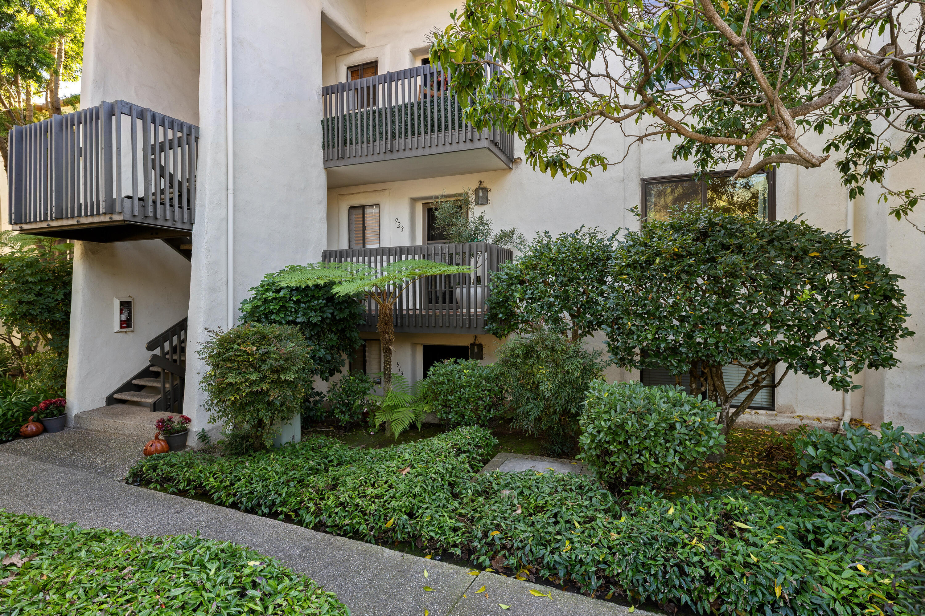 3375 Foothill Road, Unit 923 Carpinteria, CA 93013 - Photo 21 of 25 a front view of a house with garden