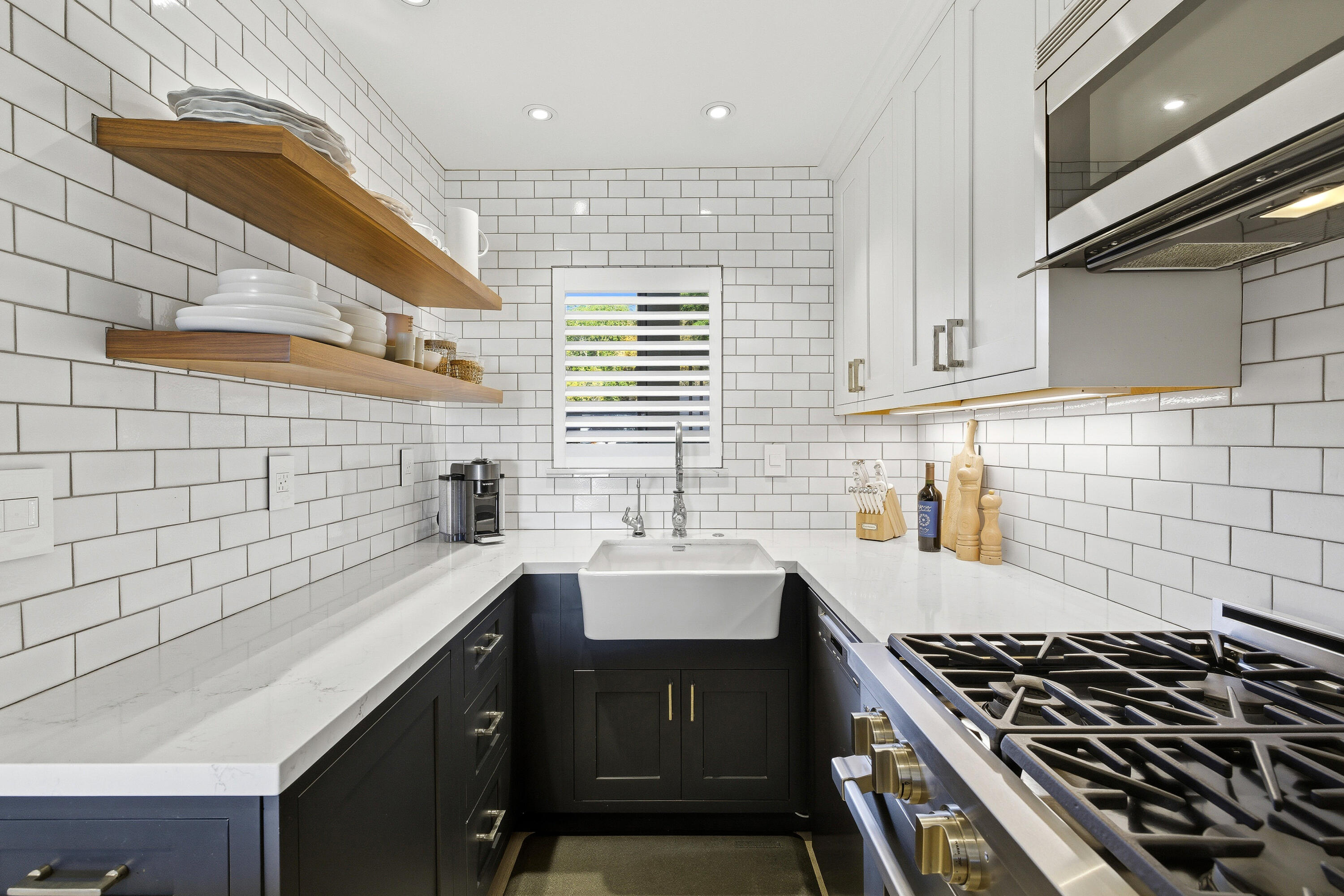 3375 Foothill Road, Unit 923 Carpinteria, CA 93013 - Photo 7 of 23 a kitchen that has a sink and a stove